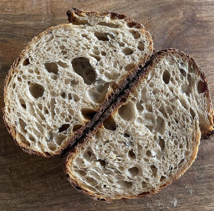 Farina tipo 2 in purezza, licoli 20%, sale 2% idratazione totale 78%. Lievitazione in massa 