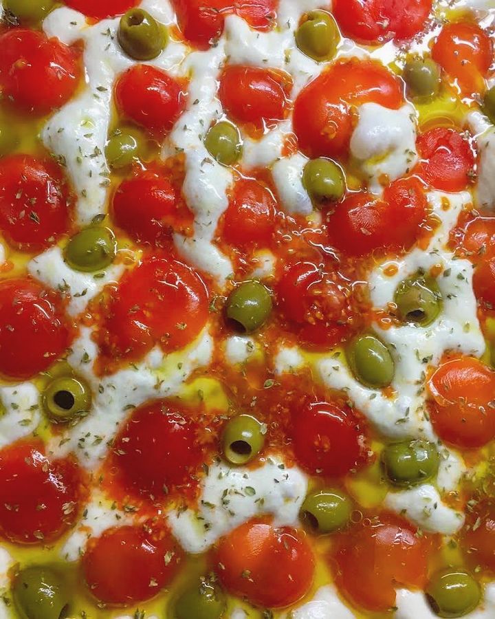 Focaccia barese versione Fabio Leone] ? Ingredienti: - 350 g di farina tipo “0”; - 250 g di 