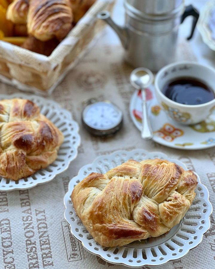 Buongiorno Amici??‍? Vi offro un buon caffè ed una brioche ? intrecciata?. Questa le coccole della 