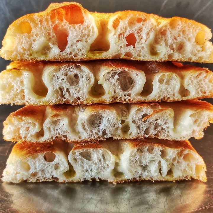 Schiacciata con olio #evo @filipizzum ? #cultivarcoratina #orcettiterracottahandmade #pugliafoodporn #pugliafoodlovers #salentofoodporn #raw_kitchen #portiamolapuglianelmondo #clickfor_bari #volgopuglia #ig_puglia #