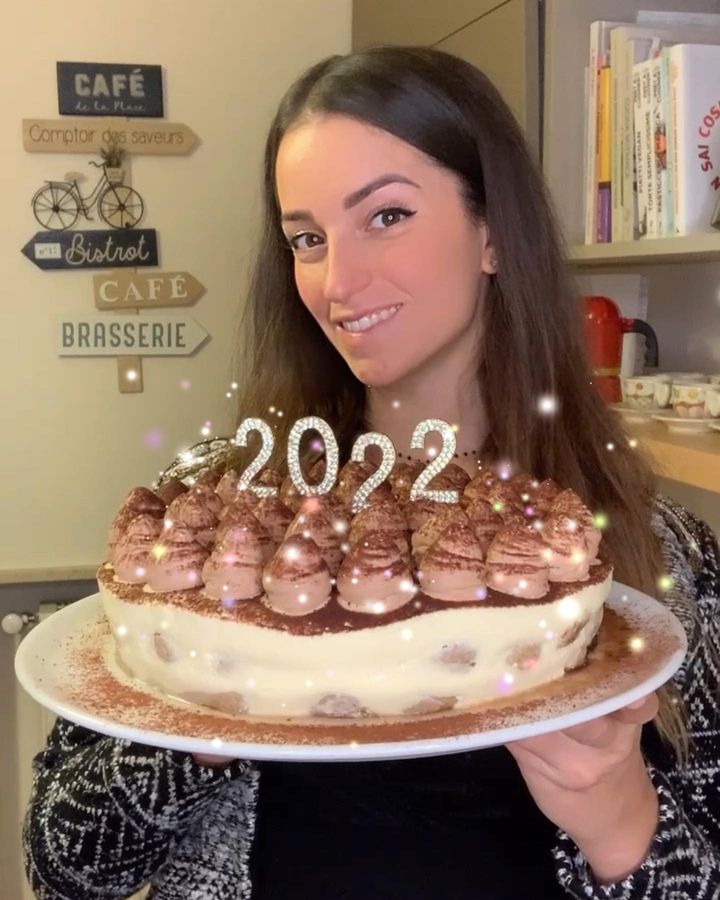 Diamo ufficialmente il Benvenuto a questo 2022!✨ Vi auguro che sia un anno splendente e 