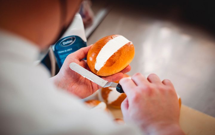 L' etimologia del termine "maritozzo" deriva dalla storpiatura di "marito" . #Losapeviche Il maritozzo in passato 