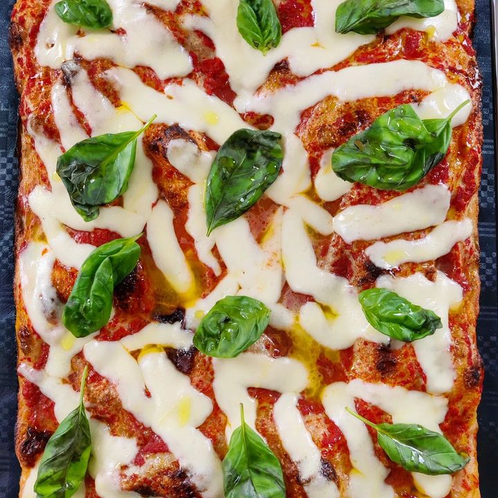 Felici auguri miei cari Nerd, con i colori del Natale! #ilnerddellapizza #pizza #margherita #teglianerd #tegliaromana #